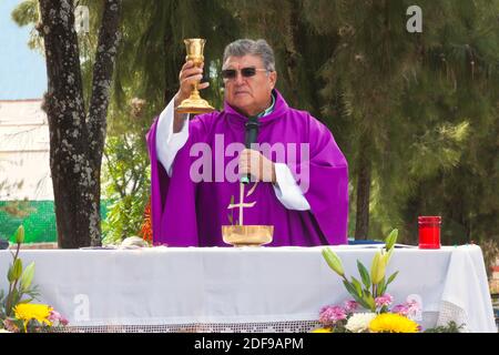 Ein Priester Vorformen einen Dienst auf dem Friedhof in DAY OF THE DEAD - SAN MIGUEL DE ALLENDE, Mexiko Stockfoto