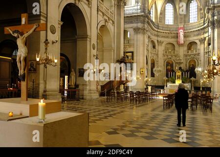 Eglise Saint-Paul, Saint-Louis Kirche bleibt während Palmsonntag leer, leere Churche, keine heilige Woche in der rue Saint-Antoine im Marais Viertel von Paris, Frankreich verbietet alle öffentlichen Versammlungen in Innenräumen, da eine Sperre auferlegt wird, um die Ausbreitung der Coronavirus-Krankheit (COVID-19) in Frankreich zu verlangsamen. Nach der Ankündigung des französischen Präsidenten Emmanuel Macron über die strikten Hauseinsperrregeln der Franzosen wegen eines Ausbruchs der Coronavirus-Pandemie (COVID-19) am 18. März, 2020 in Paris, Frankreich. Die Franzosen müssen zu Hause bleiben, Frankreich hat alle Schulen, Theater, Kinos und eine Reihe geschlossen Stockfoto