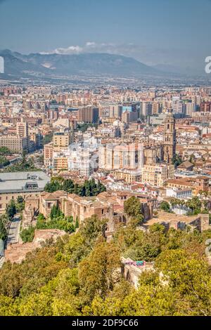 Malaga, Spanien - 26. Juni 2019: Schöne Aussicht auf Malaga, wo wir die Alcazaba und die Kathedrale sehen können Stockfoto