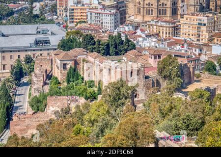 Malaga, Spanien - 26. Juni 2019: Die Alcazaba von der gibralfaro Burg aus gesehen, in der Stadt Malaga, Costa del Sol, Andalusien, Spanien. Stockfoto