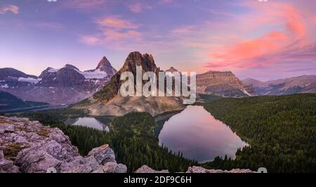 Sonnenaufgang am Mount Assiniboine Stockfoto