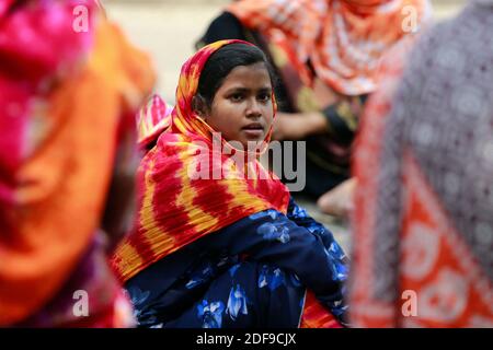 Bangladeschische Bekleidungsarbeiter blockieren eine Straße, die während der landesweiten Sperre wegen des Ausbruchs der COVID-19 in Dhaka, Bangladesch, am 16. April 2020 ihre fälligen Löhne fordert. Bekleidungsarbeiter gingen aus Protest auf die Straße - riskierten, Covid-19 ausgesetzt zu sein - und forderten, zu wissen, wann sie ihre fälligen Löhne erhalten würden. Foto von Suvra Kanti das/ABACAPRESS.COM Stockfoto