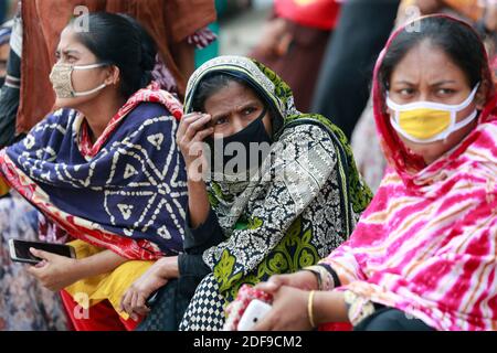 Bangladeschische Bekleidungsarbeiter blockieren eine Straße, die während der landesweiten Sperre wegen des Ausbruchs der COVID-19 in Dhaka, Bangladesch, am 16. April 2020 ihre fälligen Löhne fordert. Bekleidungsarbeiter gingen aus Protest auf die Straße - riskierten, Covid-19 ausgesetzt zu sein - und forderten, zu wissen, wann sie ihre fälligen Löhne erhalten würden. Foto von Suvra Kanti das/ABACAPRESS.COM Stockfoto
