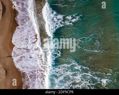 Riesige große Wellen von oben auf der Insel Sizilien, Drohnenblick am Strand und riesige Wellen Sicilia Stockfoto