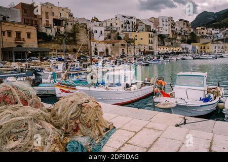 Sizilien Italien Oktober 2020 Fischerboote im sizilianischen Hafen von Castellammare del Golfo, erstaunliche Küstendorf der Insel Sizilien, Provinz Trapani, Italien. Hochwertige Fotos Stockfoto