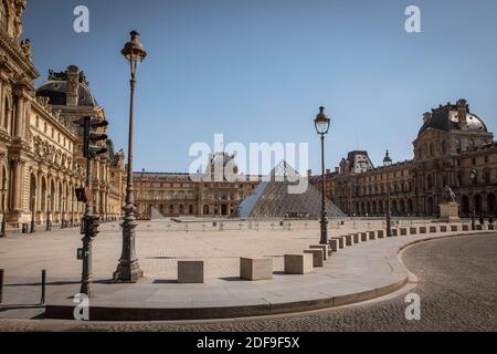 EXKLUSIV - SONDERPREISE GELTEN - DROHNENANSICHT des verlassenen Musée du Louvre während der Sperre, um die Ausbreitung des Coronavirus am 20. April 2020 in Paris, Frankreich, einzudämmen. Foto von Drone Press/ABACAPRESS.COM Stockfoto