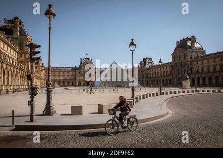 EXKLUSIV - SONDERPREISE GELTEN - DROHNENANSICHT des verlassenen Musée du Louvre während der Sperre, um die Ausbreitung des Coronavirus am 20. April 2020 in Paris, Frankreich, einzudämmen. Foto von Drone Press/ABACAPRESS.COM Stockfoto