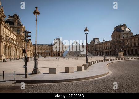 EXKLUSIV - SONDERPREISE GELTEN - DROHNENANSICHT des verlassenen Musée du Louvre während der Sperre, um die Ausbreitung des Coronavirus am 20. April 2020 in Paris, Frankreich, einzudämmen. Foto von Drone Press/ABACAPRESS.COM Stockfoto