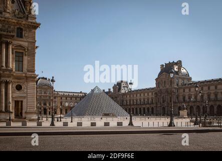 EXKLUSIV - SONDERPREISE GELTEN - DROHNENANSICHT des verlassenen Musée du Louvre während der Sperre, um die Ausbreitung des Coronavirus am 20. April 2020 in Paris, Frankreich, einzudämmen. Foto von Drone Press/ABACAPRESS.COM Stockfoto