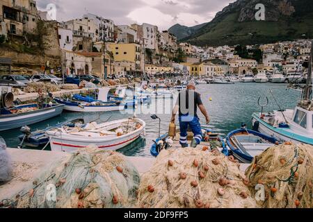 Sizilien Italien Oktober 2020 Fischerboote im sizilianischen Hafen von Castellammare del Golfo, erstaunliche Küstendorf der Insel Sizilien, Provinz Trapani, Italien. Hochwertige Fotos Stockfoto