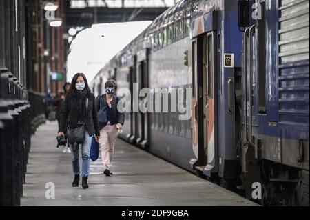 Personen mit Schutzmaske und alternativer Maske treffen am 28. April 2020 am Bahnhof Gare Saint Lazare in Paris, Frankreich, ein. Foto von Eliot Blondt/ABACAPRESS.COM Stockfoto