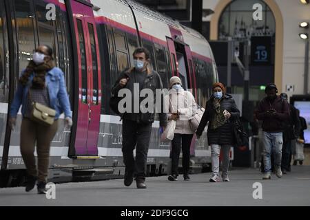 Personen mit Schutzmaske und alternativer Maske treffen am 28. April 2020 am Bahnhof Gare Saint Lazare in Paris, Frankreich, ein. Foto von Eliot Blondt/ABACAPRESS.COM Stockfoto