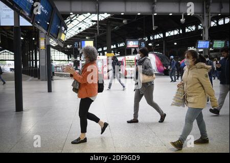 Personen mit Schutzmaske und alternativer Maske treffen am 28. April 2020 am Bahnhof Gare Saint Lazare in Paris, Frankreich, ein. Foto von Eliot Blondt/ABACAPRESS.COM Stockfoto