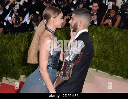 Datei Foto vom 2. Mai 2016 von Zayn Malik und Gigi Hadid besuchen die Manus x Machina: Fashion in an Age of Technology Costume Institute Benefit Gala im Metropolitan Museum of Art in New York City, NY, USA. Gigi Hadid und Zayn Malik erwarten gemeinsam ihr erstes Kind, behaupten Quellen, die der Familie des Supermodels nahe stehen. Das Paar, das im Dezember seine Beziehung wieder aufflammt, soll zwanzig Wochen mit der Schwangerschaft sein, berichtet TMZ. Foto von Lionel Hahn/ABACAPRESS.COM Stockfoto