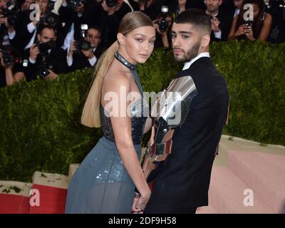 Datei Foto vom 2. Mai 2016 von Zayn Malik und Gigi Hadid besuchen die Manus x Machina: Fashion in an Age of Technology Costume Institute Benefit Gala im Metropolitan Museum of Art in New York City, NY, USA. Gigi Hadid und Zayn Malik erwarten gemeinsam ihr erstes Kind, behaupten Quellen, die der Familie des Supermodels nahe stehen. Das Paar, das im Dezember seine Beziehung wieder aufflammt, soll zwanzig Wochen mit der Schwangerschaft sein, berichtet TMZ. Foto von Lionel Hahn/ABACAPRESS.COM Stockfoto