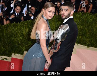 Datei Foto vom 2. Mai 2016 von Zayn Malik und Gigi Hadid besuchen die Manus x Machina: Fashion in an Age of Technology Costume Institute Benefit Gala im Metropolitan Museum of Art in New York City, NY, USA. Gigi Hadid und Zayn Malik erwarten gemeinsam ihr erstes Kind, behaupten Quellen, die der Familie des Supermodels nahe stehen. Das Paar, das im Dezember seine Beziehung wieder aufflammt, soll zwanzig Wochen mit der Schwangerschaft sein, berichtet TMZ. Foto von Lionel Hahn/ABACAPRESS.COM Stockfoto