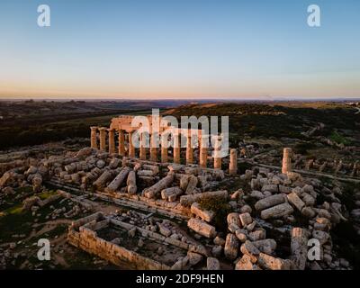 Griechische Tempel in Selinunte, Blick auf Meer und Ruinen griechischer Säulen im Archäologischen Park Selinunte Sizilien Italien Stockfoto