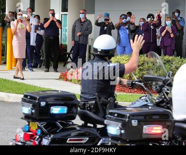 KEIN FILM, KEIN VIDEO, KEIN Fernsehen, KEINE DOKUMENTATION - Sanford Polizeimotoreinheiten führen die Parade an, während Polizei, Feuerwehr und Rettungsdienste am Mittwoch, den 29. April 2020 in Sanford, FL, USA, zum Jubel des medizinischen Personals am AdventHealth Lake Mary während einer Parade der "Helden danken Helden" eintreffen. Die Ersthelfer aus Sanford, Lake Mary, Longwood, Altamonte Springs und Seminole County waren Karawanen, um den Arbeitern bei Besuchen im Central Florida Regional Hospital, AdventHealth Lake Mary und Orlando Health Lake Mary zu danken. Foto von Joe Burbank/Orlando Sentinel/TNS/ABACAPRESS.COM Stockfoto