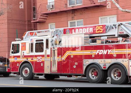 Feuerwehr von New York Leiter LKW geparkt auf einer New york City Straße am Mittag, Seite liest Leiter 25 Stockfoto