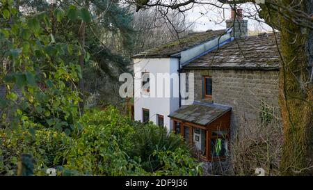 Moorland kleinholding Cottage schmiegt sich in Dezember Garten warten auf den Winter Stockfoto