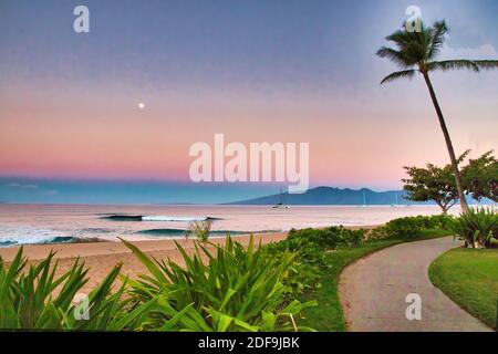 Blick auf Molokai in der Dämmerung vom Pfad am Kaanapali Beach auf Maui. Stockfoto