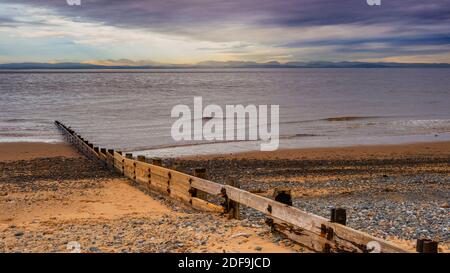 01.12.2020 Rossall Beach, Fleetwood, Lancashire, Großbritannien. Das vierstöckige Gebäude an der äußeren Promenade am Rossall Point ist der Rossall Coastwatch Tower. Es“ Stockfoto