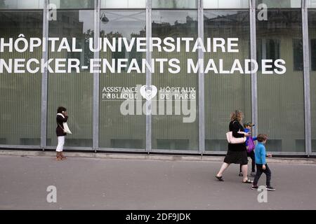 Kinder und Erwachsene gehen am 30. April 2020, am 45. Tag einer strikten Sperre in Frankreich, am Necker Hospital vorbei, das auf die Kindermedecine spezialisiert ist, um die Ausbreitung des COVID-19 (neuartiges Coronavirus) zu stoppen. Foto von Raphael Lafargue/ABACAPRESS.COM Stockfoto