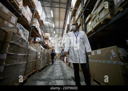 Ein Ladenbesitzer in einem Drogendepot der Zentralapotheke der Krankenhäuser, erhält Spenden und sorgt für die Verteilung von Medikamenten und Schutzinstrumente gegen Covid-19. Algier, Algerien am 19. April 2020. Am 1. Mai 2020 ist die Arbeitswelt tief von der weltweiten Coronavirus-Pandemie betroffen. Arbeitgeber und Arbeitnehmer werden eine Schlüsselrolle im Kampf gegen die Pandemie spielen, indem sie die Sicherheit der Menschen und die Lebensfähigkeit von Unternehmen und Arbeitsplätzen gewährleisten. Foto von Ammi Louisa/ABACAPRESS.COM Stockfoto