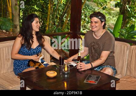 Die Gäste genießen die obere Bar und das Restaurant in UNSEREM DSCHUNGELHAUS eine Lodge im Regenwald in der Nähe VON KHAO SOK NATIONALPARK - SURATHANI PROVENCE, THAILAND Stockfoto