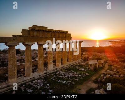 Griechische Tempel in Selinunte, Blick auf Meer und Ruinen griechischer Säulen im Archäologischen Park Selinunte Sizilien Italien Stockfoto