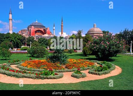 Blumengärten & die Ayasofya Camii (Sophienkathedrale) - byzantinische Kirche, die ursprünglich im Jahre 537 n. Chr. erbaut wurde, und schließlich in eine Moschee umgewandelt wurde - Istanbul Stockfoto