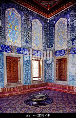 Eine wunderschön bemalte, gefliest und dekorierte Wohnzimmer von The Harem - Topkapi-Palast (Osmanisches Reich), Istanbul Stockfoto
