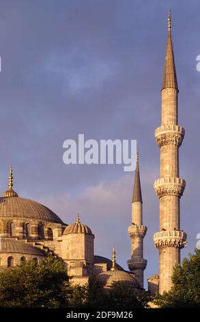 Die blaue Moschee (Sultanahmet Camii), die im Jahre 1616 fertiggestellt & hat 6 Minaretten und 260 Fenster - Istanbul, Türkei Stockfoto