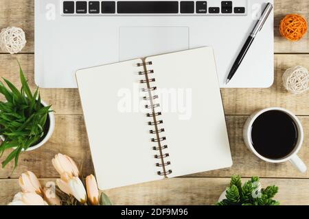 Notebook auf Laptop mit Kaffee auf Holz Hintergrund. Rustikale Nostalgie flach legen. Stockfoto