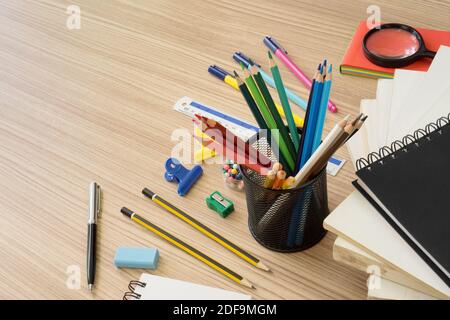 Mehrere Schreibwaren auf Holz Hintergrund. Zurück zur Schule Konzept. Stockfoto