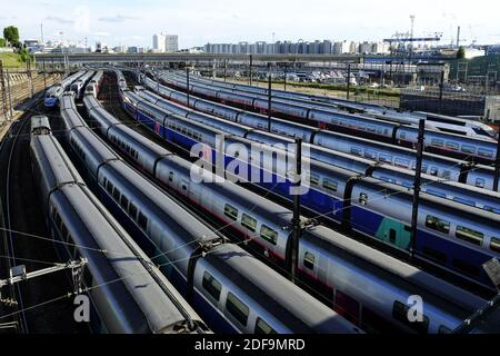 Französische TGV-Züge werden in Paris während der Sperre gegen Coronavirus-Krankheit geparkt. Die Zahl der COVID-19-Todesfälle in Frankreich stieg am 2. Mai um 166 auf 24,760, während die Krankenhausaufenthalte und die Menschen auf der Intensivstation weiter zurückgingen. Frankreich wird in die letzte Woche der strengen Vorschriften für die Einbindung des Coronavirus eintreten. Paris, Frankreich, 03. Mai 2020. Foto von Alfred Yaghobzadeh/ABACAPRESS.COM Stockfoto