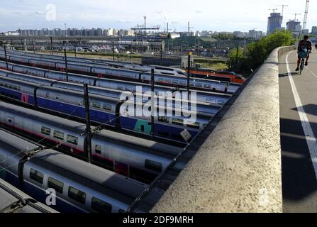 Französische TGV-Züge werden in Paris während der Sperre gegen Coronavirus-Krankheit geparkt. Die Zahl der COVID-19-Todesfälle in Frankreich stieg am 2. Mai um 166 auf 24,760, während die Krankenhausaufenthalte und die Menschen auf der Intensivstation weiter zurückgingen. Frankreich wird in die letzte Woche der strengen Vorschriften für die Einbindung des Coronavirus eintreten. Paris, Frankreich, 03. Mai 2020. Foto von Alfred Yaghobzadeh/ABACAPRESS.COM Stockfoto