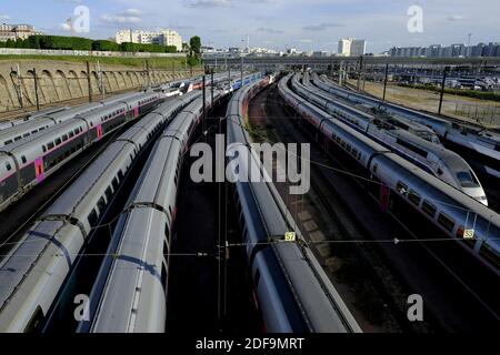 Französische TGV-Züge werden in Paris während der Sperre gegen Coronavirus-Krankheit geparkt. Die Zahl der COVID-19-Todesfälle in Frankreich stieg am 2. Mai um 166 auf 24,760, während die Krankenhausaufenthalte und die Menschen auf der Intensivstation weiter zurückgingen. Frankreich wird in die letzte Woche der strengen Vorschriften für die Einbindung des Coronavirus eintreten. Paris, Frankreich, 03. Mai 2020. Foto von Alfred Yaghobzadeh/ABACAPRESS.COM Stockfoto