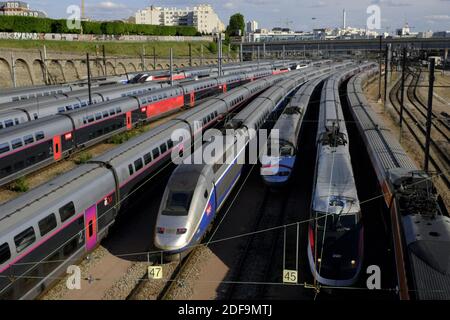 Französische TGV-Züge werden in Paris während der Sperre gegen Coronavirus-Krankheit geparkt. Die Zahl der COVID-19-Todesfälle in Frankreich stieg am 2. Mai um 166 auf 24,760, während die Krankenhausaufenthalte und die Menschen auf der Intensivstation weiter zurückgingen. Frankreich wird in die letzte Woche der strengen Vorschriften für die Einbindung des Coronavirus eintreten. Paris, Frankreich, 03. Mai 2020. Foto von Alfred Yaghobzadeh/ABACAPRESS.COM Stockfoto