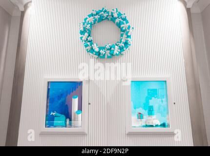 Schöne Innenausstattung für die Weihnachtszeit dekoriert. Sehr nüchterne weiße und blaue Atmosphäre. Original Weihnachtskrone aus Geschenken. Tiffany & Co Stockfoto