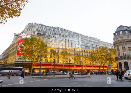 Galeries Lafayette, Paris, Frankreich. Schöne Aufnahme der berühmten Galerien während der Weihnachtsferien. Viel Verkehr und überfüllt. Beleuchtung. Stockfoto