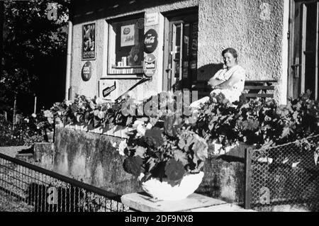 Historisches Foto: EDEKA Lederle Markt mit Coca Cola, Loewenbraeu, Fanta, Underberg Schilder in Biessenhofen, 1958 Reproduktion in Marktoberdorf, Deutschland, 26. Oktober 2020. © Peter Schatz / Alamy Stock Photos Stockfoto