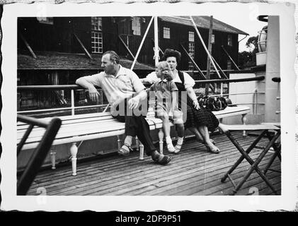 Historisches Foto: Lindau, Bodensee 1966: Ein Paar mit Kind bei einer Bootsfahrt Reproduktion in Marktoberdorf, Deutschland, 26. Oktober 2020. © Peter Schatz / Alamy Stock Photos Stockfoto