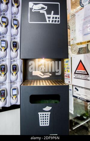 Coronavirus - Covid 19 - Lockdown - Automatischer hydroalkoholischer Gelspender am Eingang des Supermarkts am 05 2020. Mai in Paris, Frankreich. Foto von Nasser Berzane/ABACAPRESS.COM Stockfoto