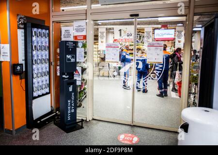 Coronavirus - Covid 19 - Lockdown - Automatischer hydroalkoholischer Gelspender am Eingang des Supermarkts am 05 2020. Mai in Paris, Frankreich. Foto von Nasser Berzane/ABACAPRESS.COM Stockfoto