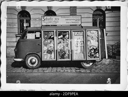 Historisches Foto: VW Bus oldtimer 1958 als mobiler Textilshop der Schatz KG Textilversand und Grosshandel in Biessenhofen, Bayern. Fortpflanzung in Marktoberdorf, Deutschland, 26. Oktober 2020. © Peter Schatz / Alamy Stock Photos Stockfoto