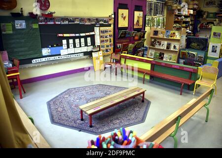 Vorbereitung auf den Schulbeginn am 11. Mai 2020 in einer Klasse in Paris, Frankreich am 5. Mai. Ab dem 11. Mai beginnt Frankreich seinen Definement-Plan nach 2 Monaten Sperrung, um die Ausbreitung von Covid-19 zu vermeiden. Foto von Karim Ait Adjedjou/Avenir Pictures/ABACAPRESS.COM Stockfoto