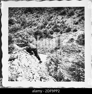 Historisches Foto: Mann klettert auf Felsen bei 1960 Reproduktion in Marktoberdorf, Deutschland, 26. Oktober 2020. © Peter Schatz / Alamy Stock Photos Stockfoto