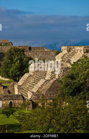 Systembau IV K ist ein Tempel in das GRAND PLAZA am MONTE ALBAN ZAPOTEKEN-Stadt, die zurückreicht bis 500 v. Chr. - OAXACA, Mexiko Stockfoto