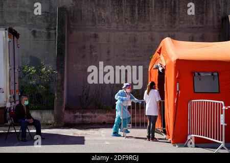 Pflegekräfte während der Covid-19-Tests. Die AP-HM eröffnete am 6. Mai 2020 ein zweites Covid-19-Screening-Zentrum in den nördlichen Stadtteilen von Marseille, Frankreich. Foto von Julien Poupart/ABACAPRESS.COM Stockfoto